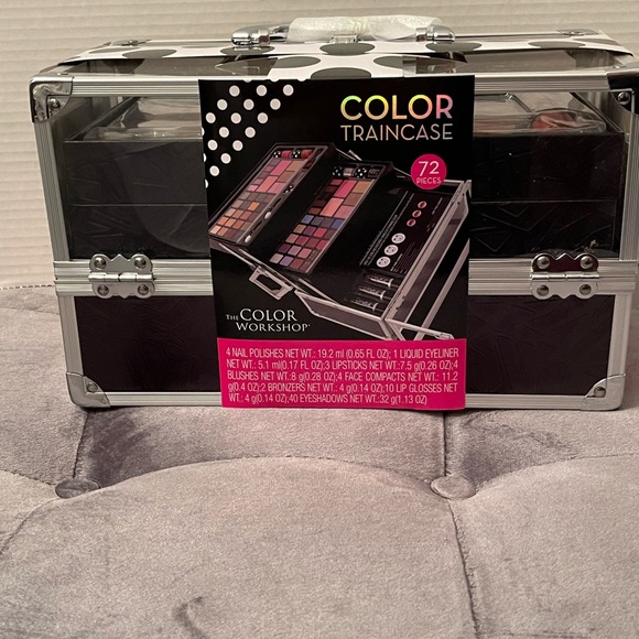 The Color Workshop Makeup Traincase - Picture 2 of 9